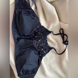 Pretty black bikini top by Xhilaration. Size Jr Lg.